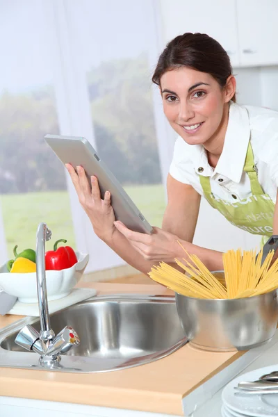 Kvinnan i köket — Stockfoto