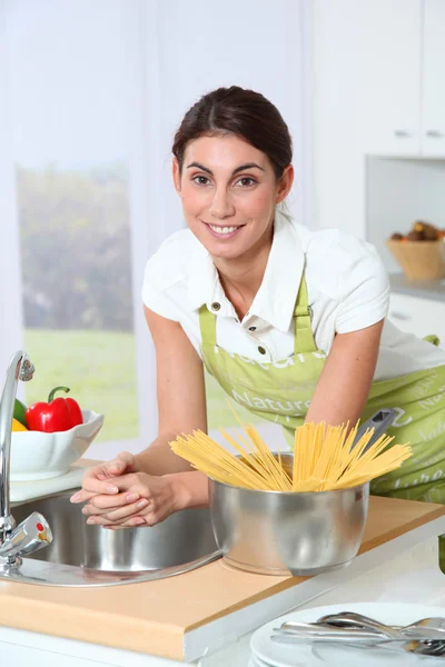 Žena v domácí kuchyni — Stock fotografie