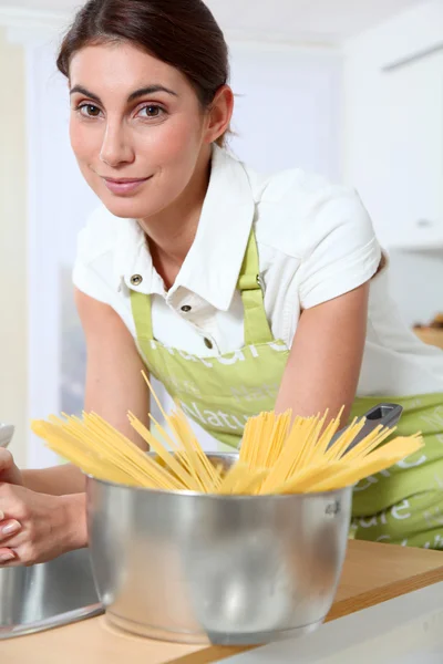 Kvinnan i hemmet köket — Stockfoto