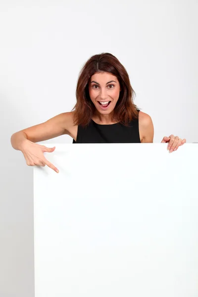 Porträtt av affärskvinna håller whiteboard — Stockfoto