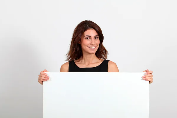 Portret van zakenvrouw houden whiteboard — Stockfoto