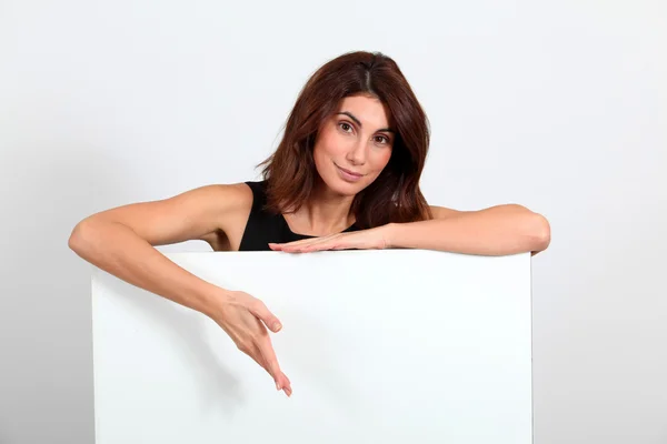 Porträtt av affärskvinna håller whiteboard — Stockfoto
