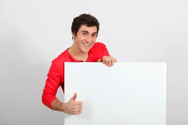 Πορτρέτο του νέος άνθρωπος που κρατά whiteboard — Φωτογραφία Αρχείου