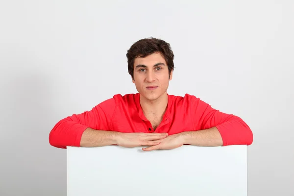 Porträt eines jungen Mannes mit Whiteboard — Stockfoto