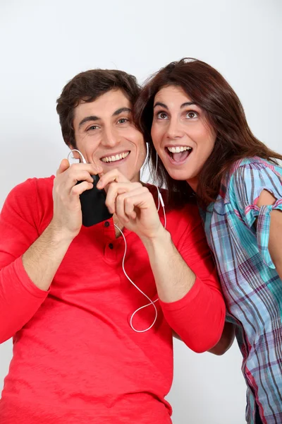 Paar plezier luisteren naar muziekspeler — Stockfoto