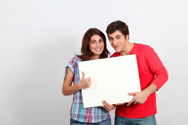 Couple holding whiteboard — Stockfoto