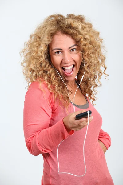 Retrato de una mujer rubia escuchando un reproductor de música —  Fotos de Stock