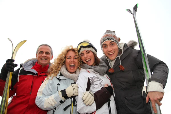 Grupo de amigos felizes em férias de inverno — Fotografia de Stock