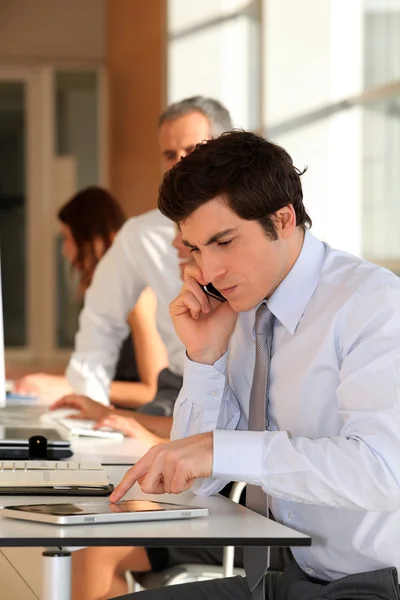 Podnikatel v kanceláři mluví po telefonu — Stock fotografie