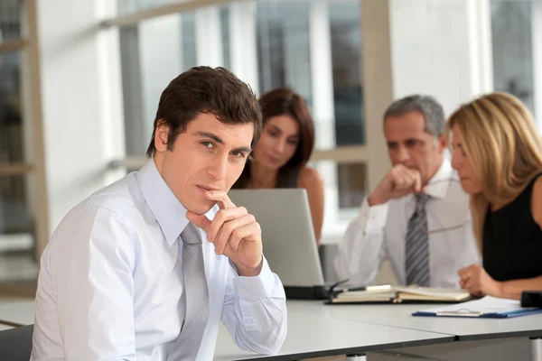 Trabalhador de escritório presente em reunião de negócios — Fotografia de Stock