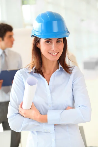 Arquiteto vestindo capacete de segurança azul — Fotografia de Stock