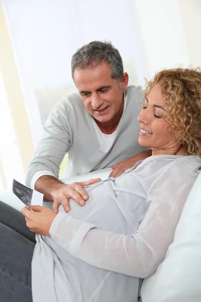 Framtida föräldrar tittar på sonogram av deras baby — Stockfoto