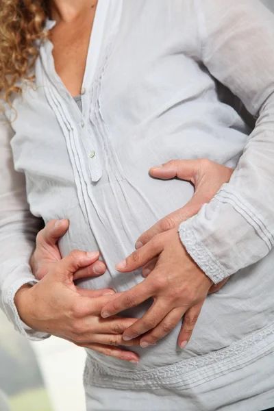Nahaufnahme des Bauches einer schwangeren Frau — Stockfoto