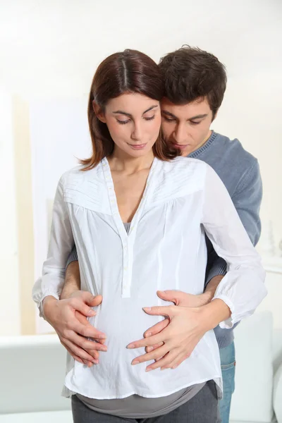 Hamile kadının karnında ellerde ve babamla — Stok fotoğraf