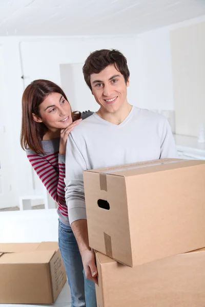 Young couple moving in new house — Stock Photo, Image