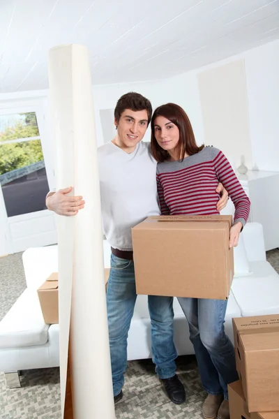 Jovem casal se movendo em nova casa — Fotografia de Stock