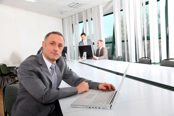 Affärsman som arbetar på laptop compute — Stockfoto