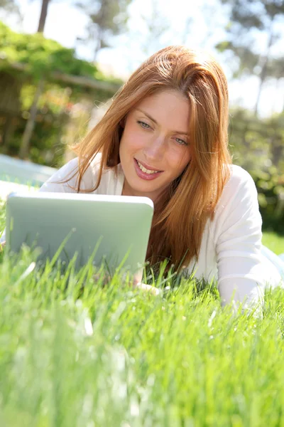 Güzel kadın websurfing elektronik tablet ile Stok Fotoğraf