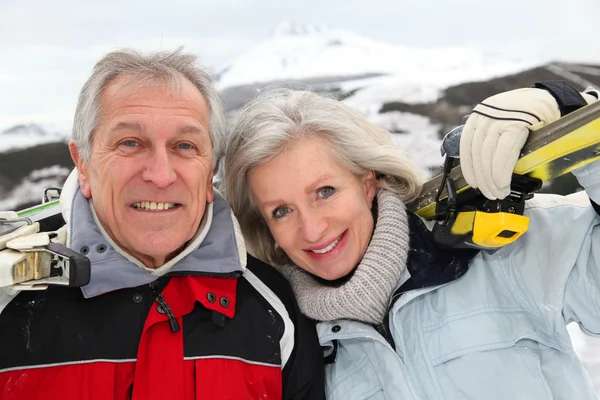 高级夫妇在滑雪度假村 免版税图库照片