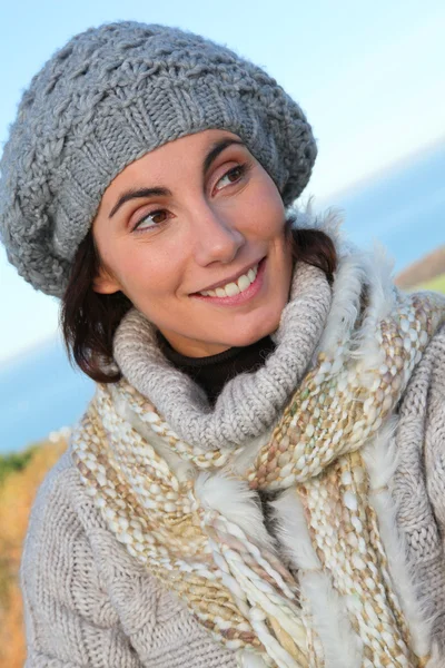Retrato de una hermosa mujer sonriente en invierno Imagen de stock