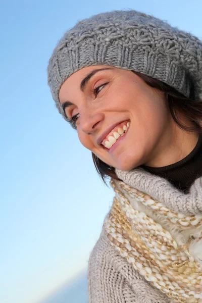 Portret pięknej kobiety uśmiechający się zimą Zdjęcie Stockowe