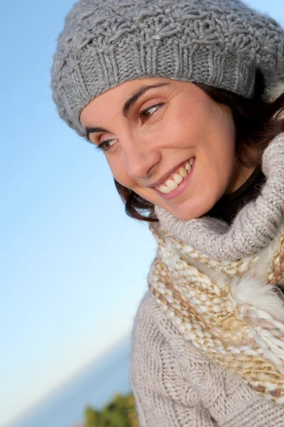Kışın gülümseyen güzel kadın portresi - Stok İmaj