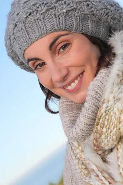 Ritratto di bella donna sorridente in inverno Foto Stock