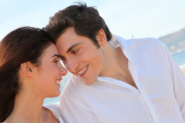 Retrato de casal encantador na praia no verão Fotos De Bancos De Imagens