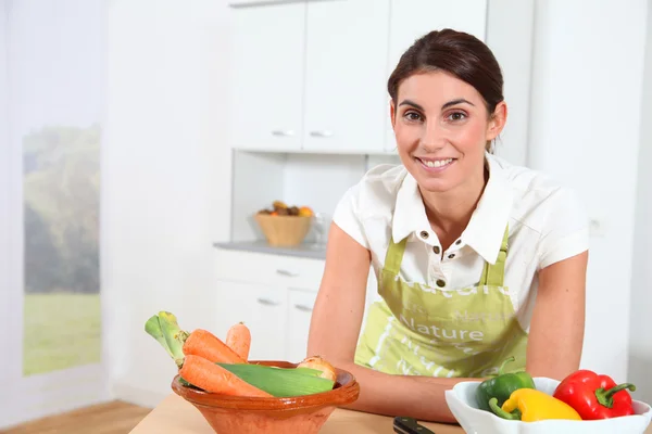 Mujer en casa cocina Imagen de stock