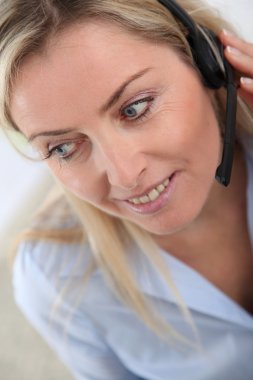 kulaklığı ile sarışın kadın portre