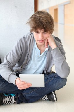 genç çocukların elektronik tablet kullanma