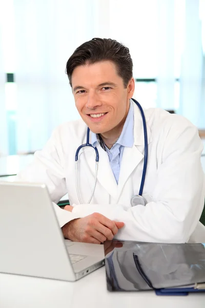 Portret uśmiechniętego lekarza — Zdjęcie stockowe
