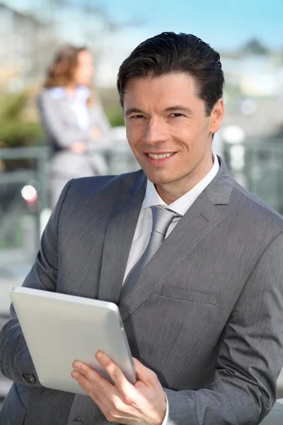 Retrato de empresário trabalhando em tablet eletrônico — Fotografia de Stock