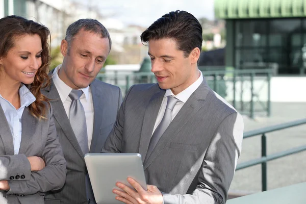 Geschäftspartner arbeiten an elektronischem Tablet — Stockfoto