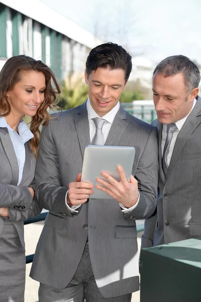 Partnerów biznesowych pracujących na elektroniczny tablet — Zdjęcie stockowe
