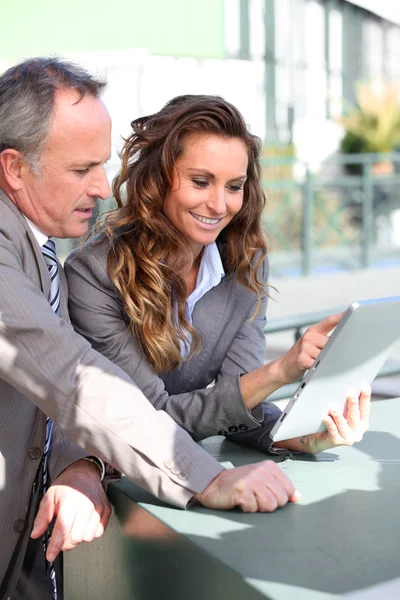 Geschäftspartner arbeiten an elektronischem Tablet — Stockfoto