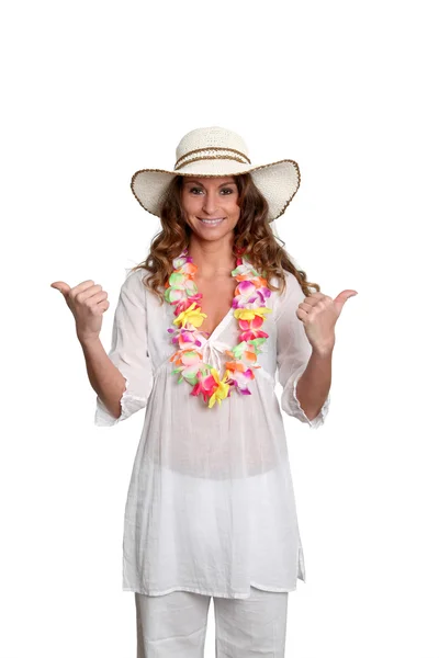 Mujer feliz vistiendo traje hawaiano — Foto de Stock