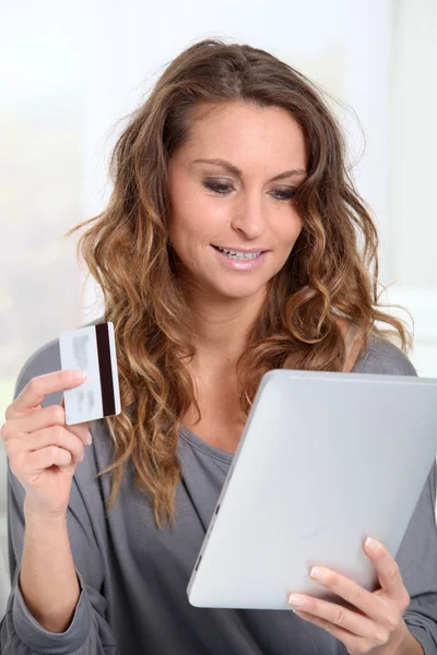 Kobieta robi zakupy online w domu — Zdjęcie stockowe