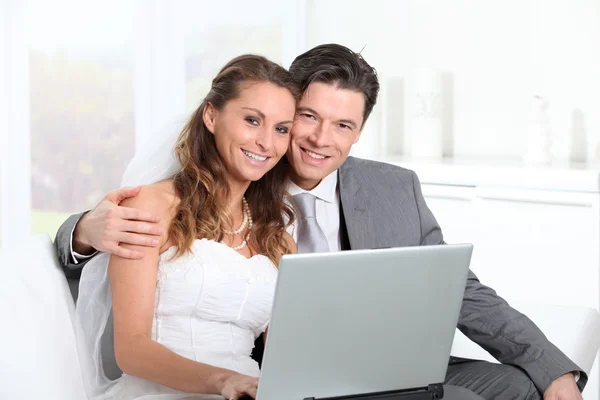 Nevěsta a ženich dělá nakupování na internetu — Stock fotografie