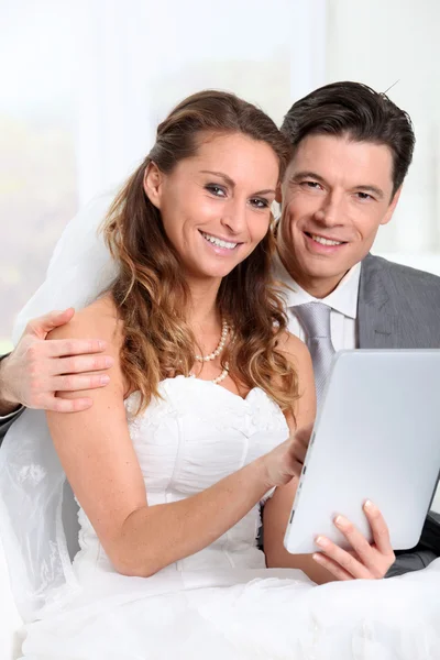 Braut und Bräutigam beim Einkaufen im Internet — Stockfoto