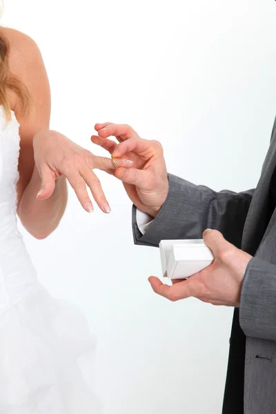 Közelkép a menyasszony és a vőlegény jegygyűrűt cseréje — Stock Fotó
