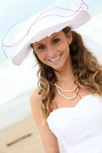 Porträt einer glücklich lächelnden Braut — Stockfoto