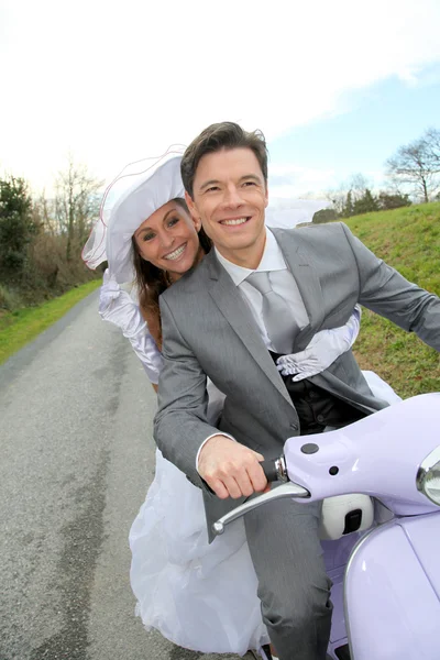Одружена пара їде на мотоциклі — стокове фото