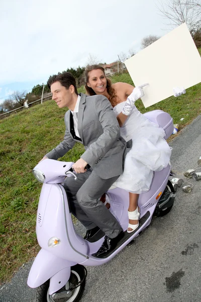 Pareja casada montando motocicleta — Foto de Stock