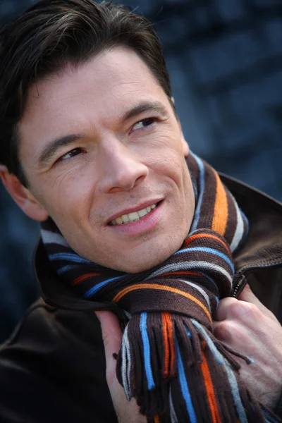 Portret przystojny mężczyzna nosi szalik — Zdjęcie stockowe