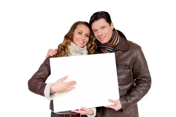 Sorrindo casal segurando placa de mensagem branca — Fotografia de Stock