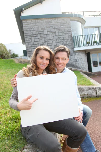 Paar sitzt vor seinem neuen Zuhause — Stockfoto