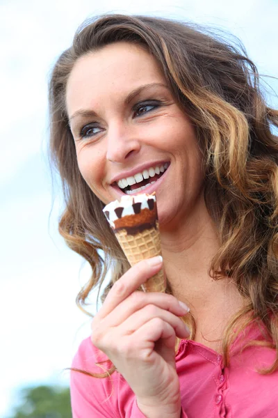 Retrato de mulher comendo sorvete cone — Fotografia de Stock