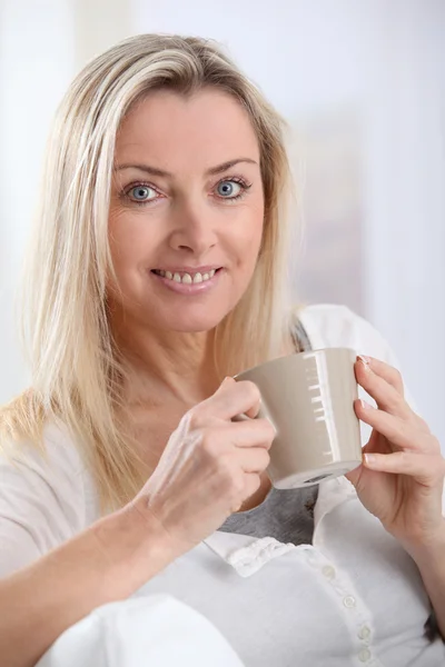 Porträt der schönen blonden Frau, die Tee trinkt — Stockfoto