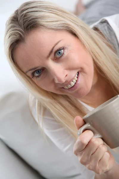 Ritratto di bella donna bionda che beve tè — Foto Stock